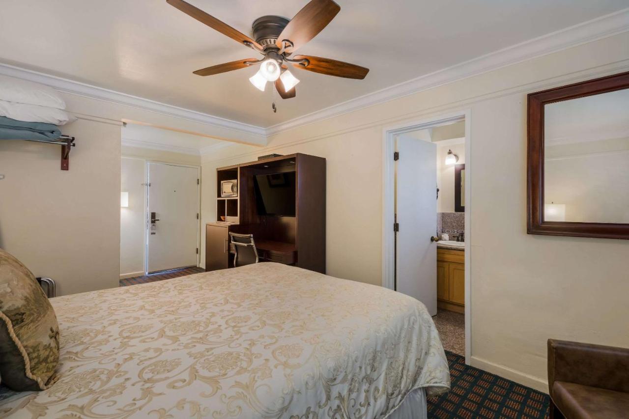 Clarion Collection Carmel Oaks Inn Exterior foto