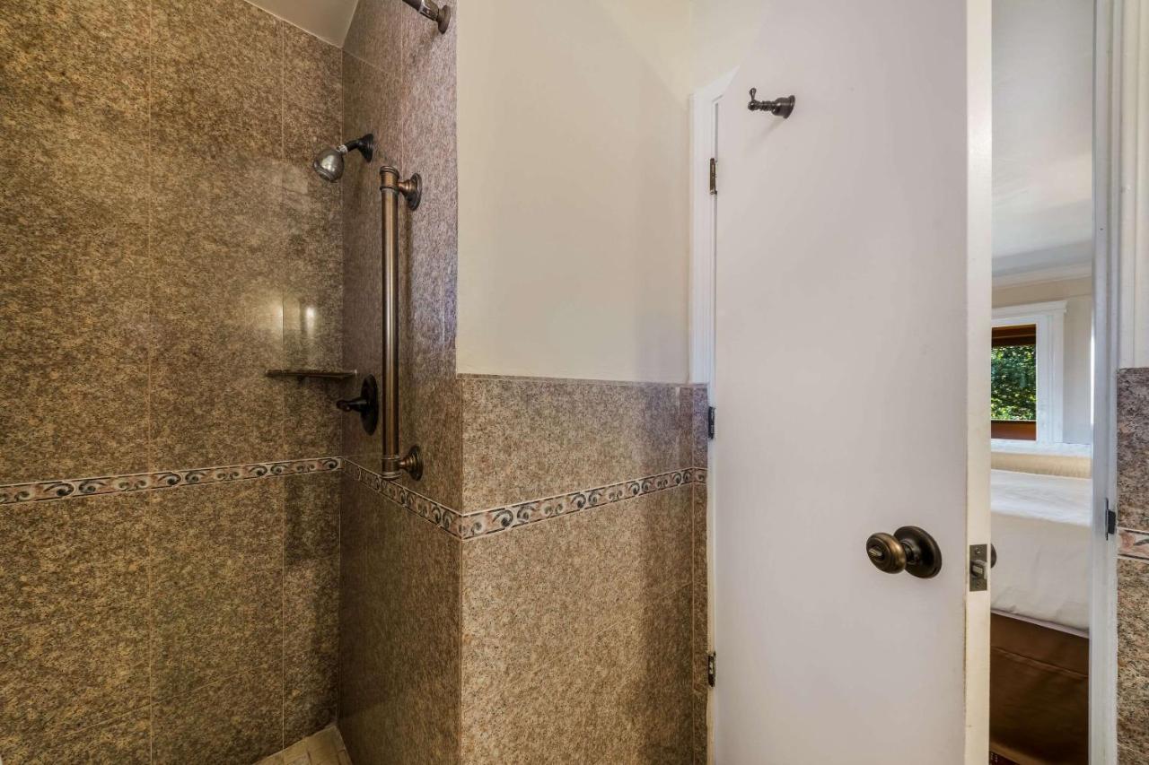 Clarion Collection Carmel Oaks Inn Exterior foto