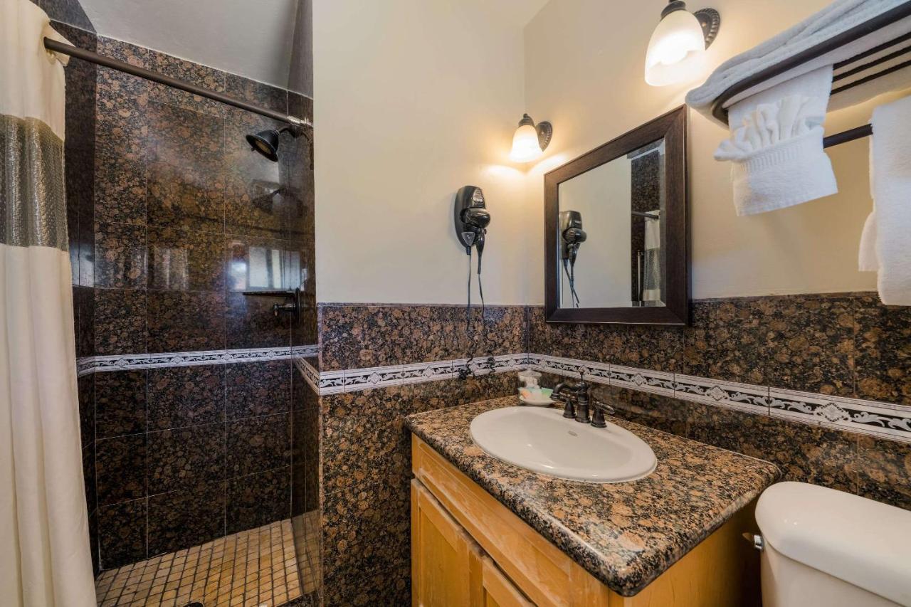 Clarion Collection Carmel Oaks Inn Exterior foto